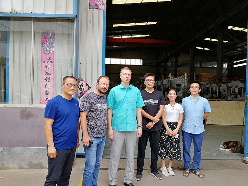 俄羅斯客戶到廠驗(yàn)收機(jī)器，獲得客戶一致好評(píng)